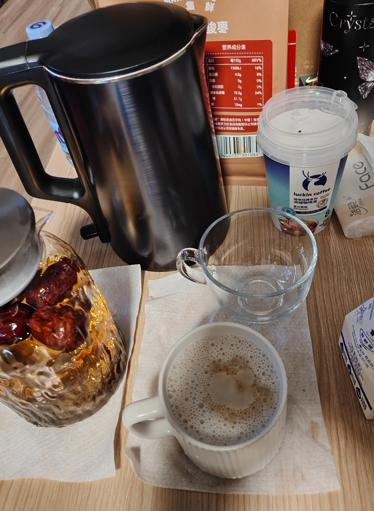 下午去看望姨妈，表弟请我喝咖啡！这自制的拿铁，别说味道还真不错。他先是泡了一壶（