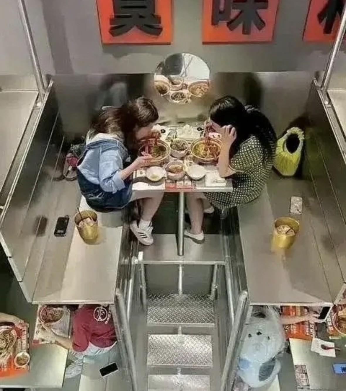 这种餐厅是AI出来的，还是真的有这种餐厅？