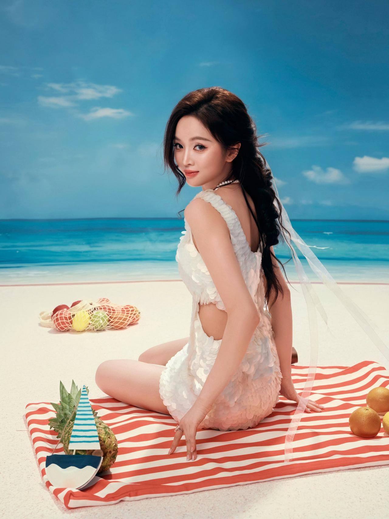吴宣仪海边亮片小白裙，夏日甜氧氛围感拉满