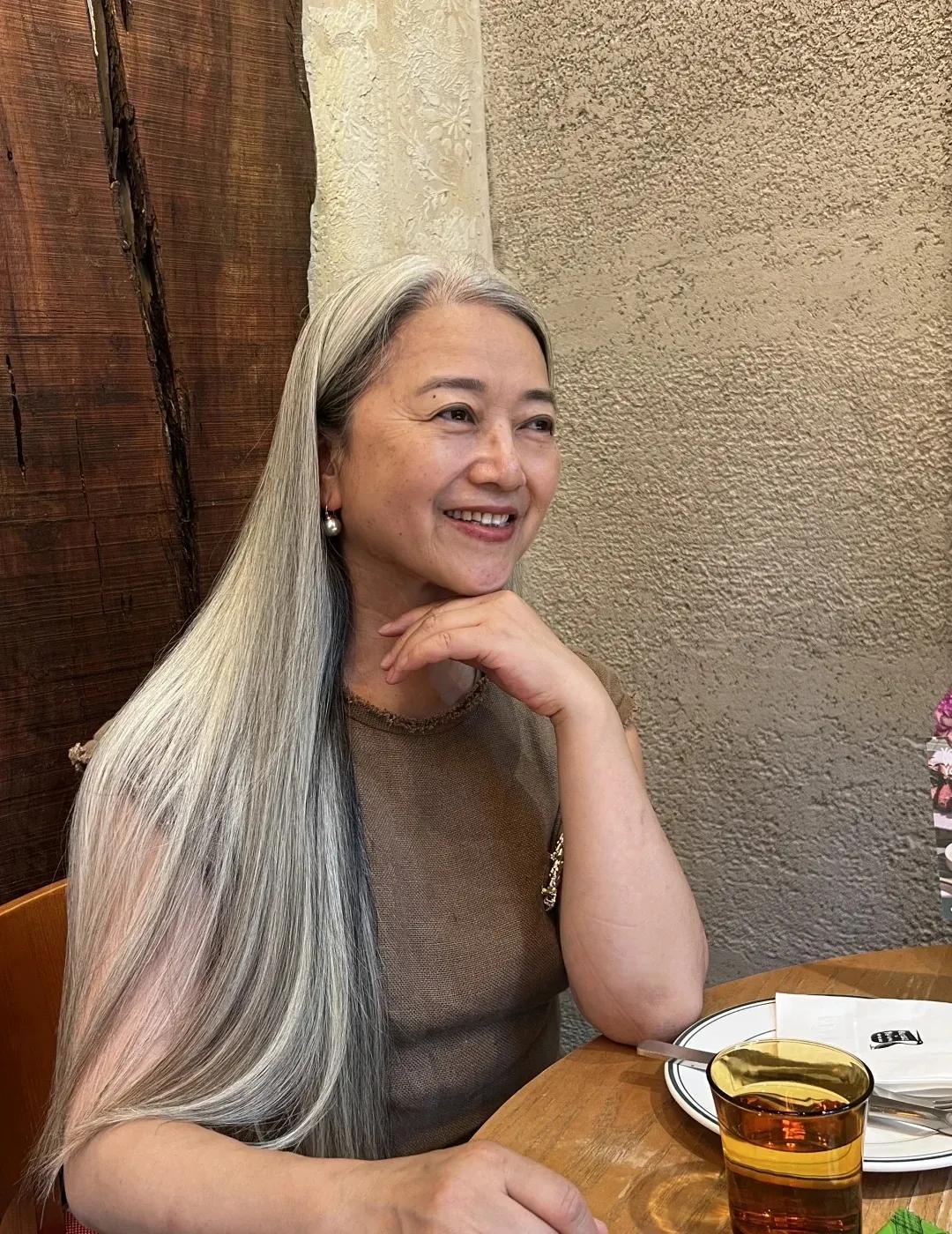 哇！已经60岁了，这体态、这仪态、这素雅的衣品都相当出色。既没有广场舞大妈那种