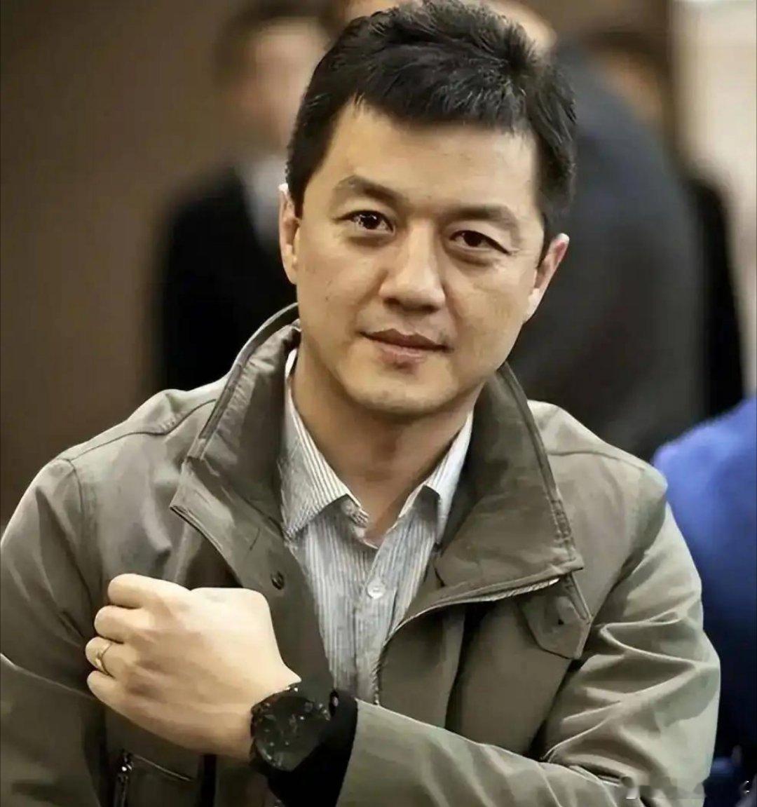 李亚鹏在直播间里讲了个旧事。他给黄晓明发了条短信，就四个字。十分钟后，他账上多了