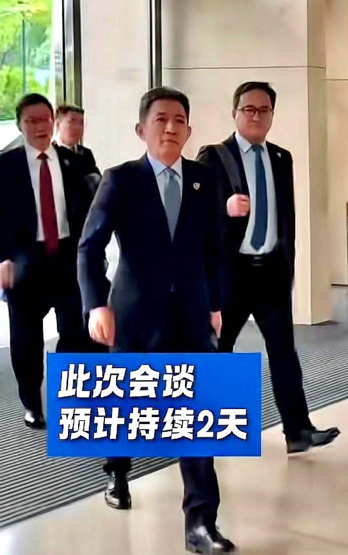 凌晨三点,手机亮着,我盯着那篇破,笑出声了。美国?急了。不是一般急,是裤衩都