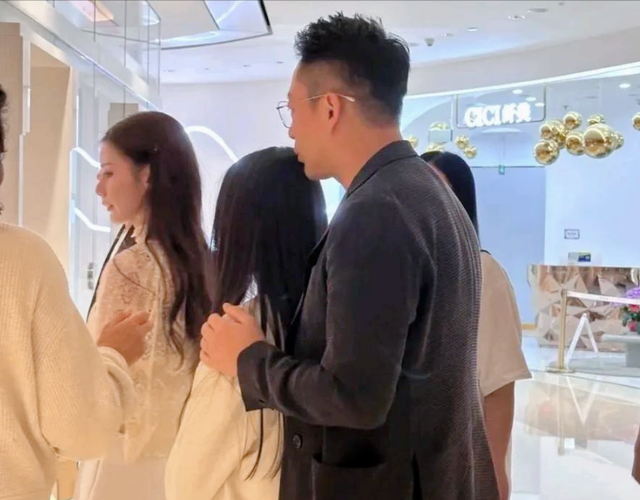 八年分离终结!汪小菲接回儿女后首次露面,细节暴露孩子真实状态
