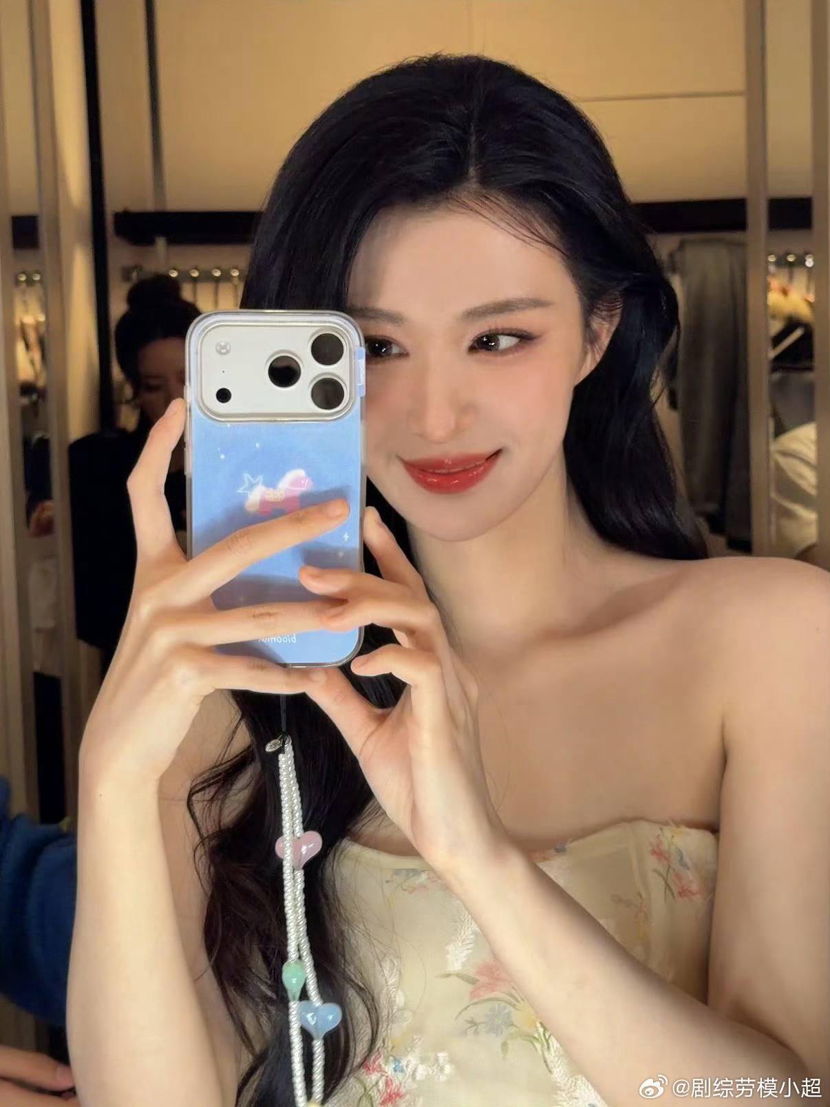 王楚然对镜自拍又被王楚然美到，对镜拍这气质没谁了