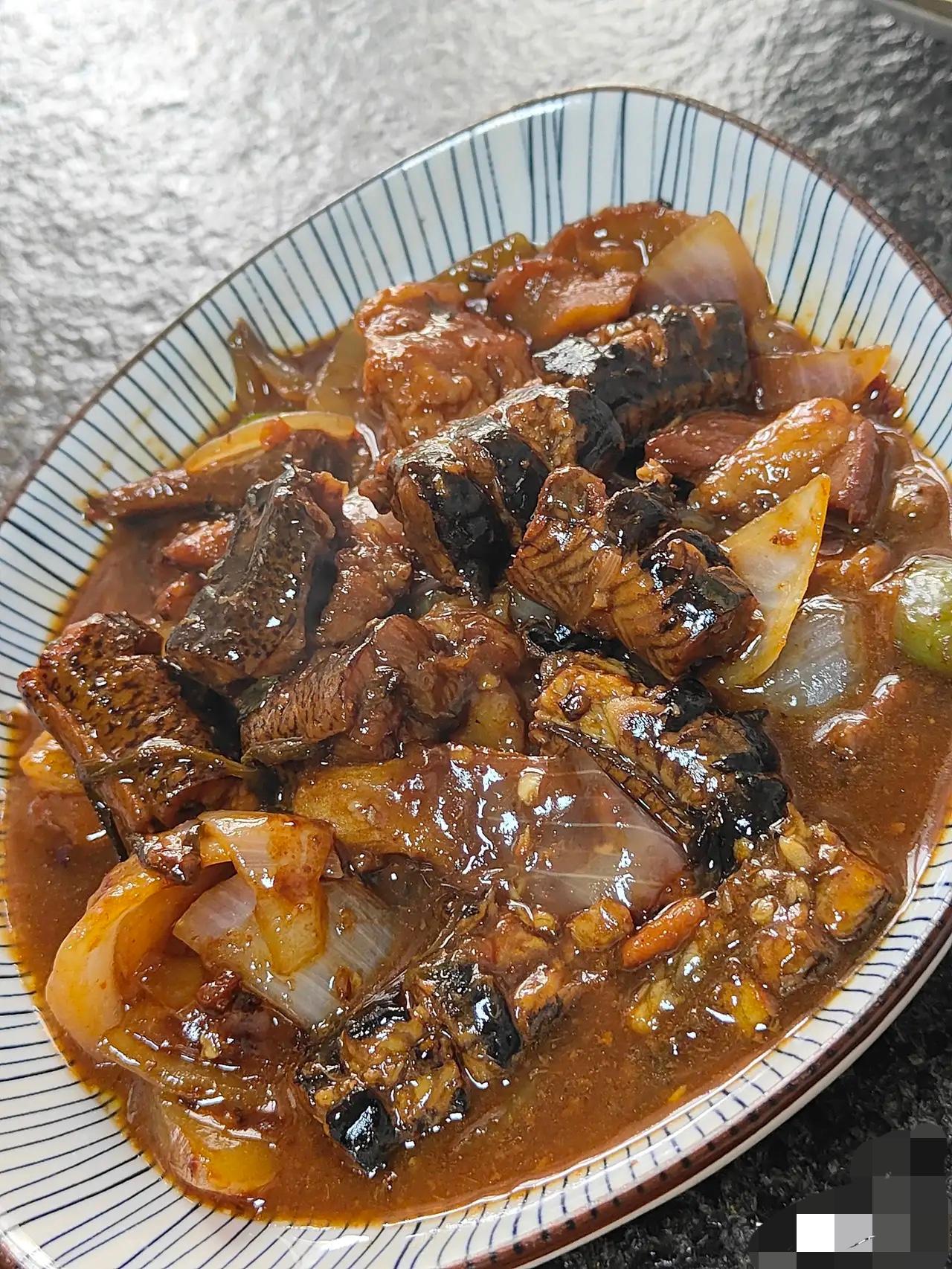 早上逛菜市场，接到卖水产小张的电话，他说刚收了野生黄鳝，就剩三条，问我要不要。一