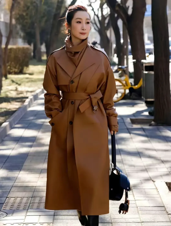 秦海璐的咖色大衣，才是中年女性的顶级性感秦海璐这件咖色大衣一出场，就碾压了半