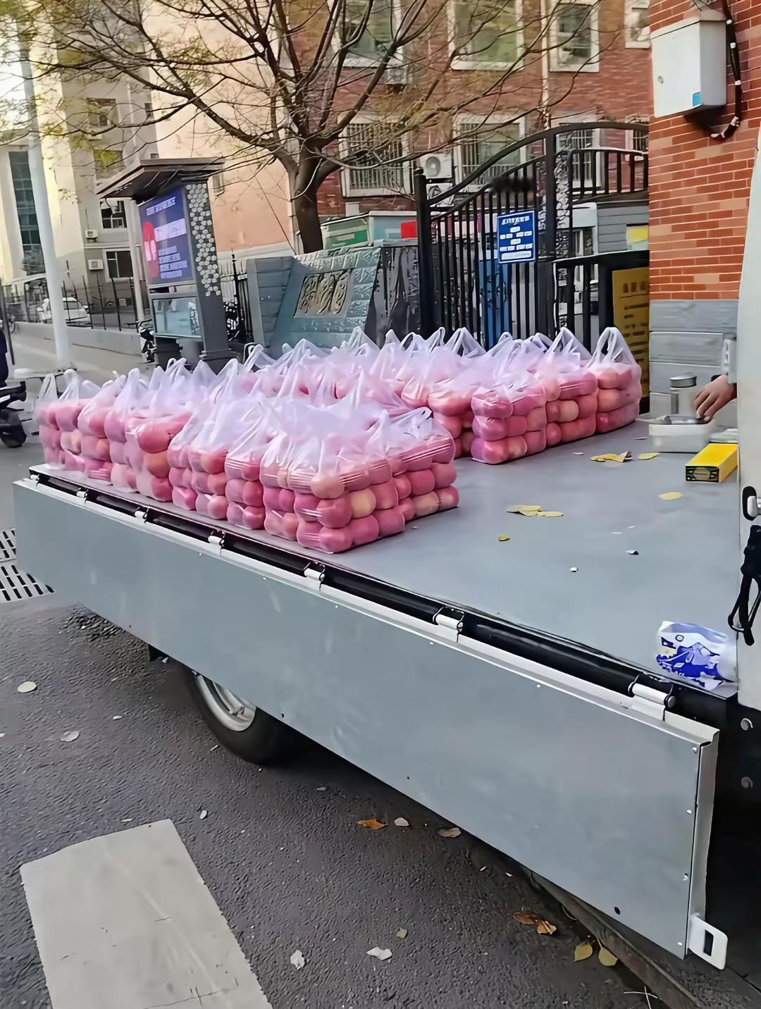 哥摆摊儿也是认真的！近日，山东淄博卖苹果的摊贩“苹果哥”意外走红，走红的原因是