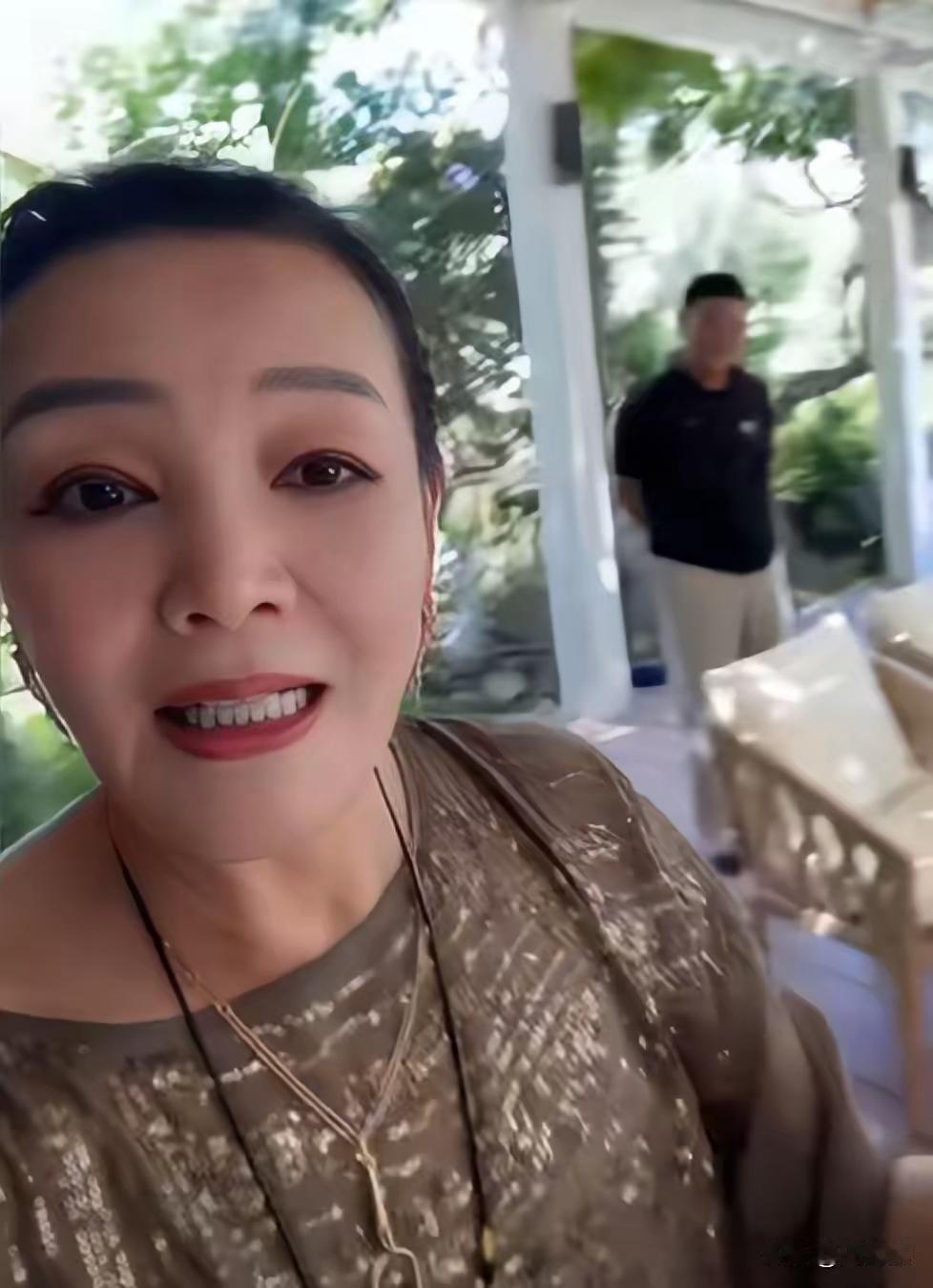 太提气！张兰至亲集体现身撑腰，默默隐忍终等来家人底气近期汪宝百日宴的名场面