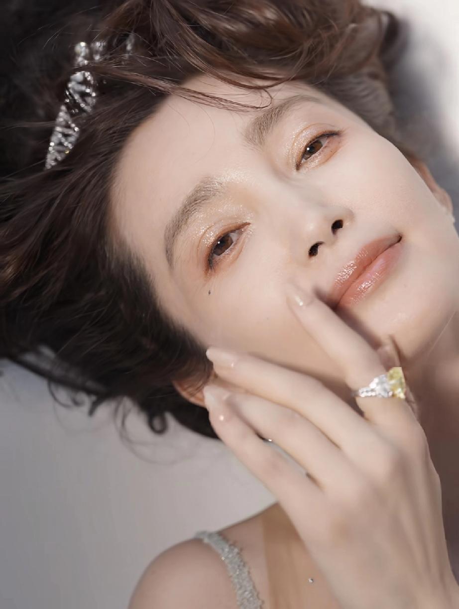 4月1日，李冰冰新造型曝光，太吓人了，怎么看着挺老的，颈纹好深，53岁的她真是老