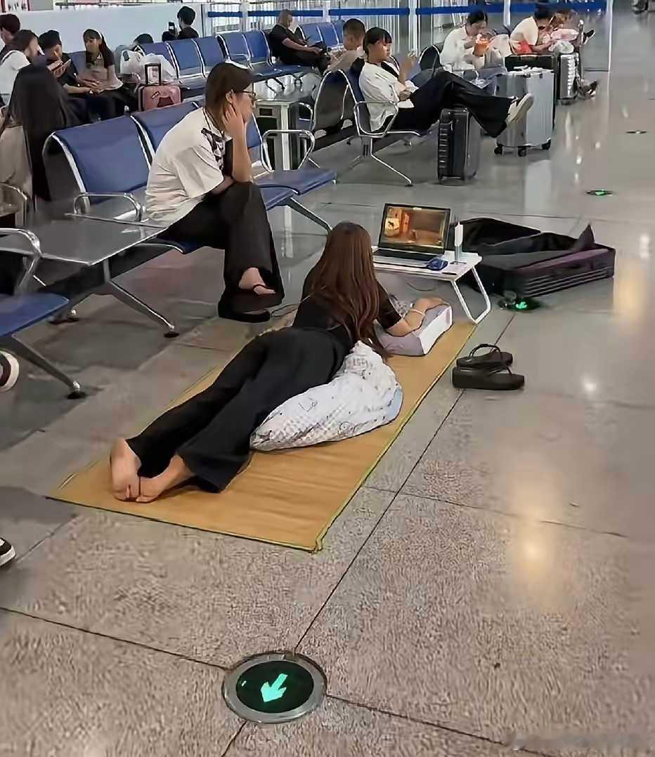 她这样在公共场合躺着，不会觉得尴尬吗？