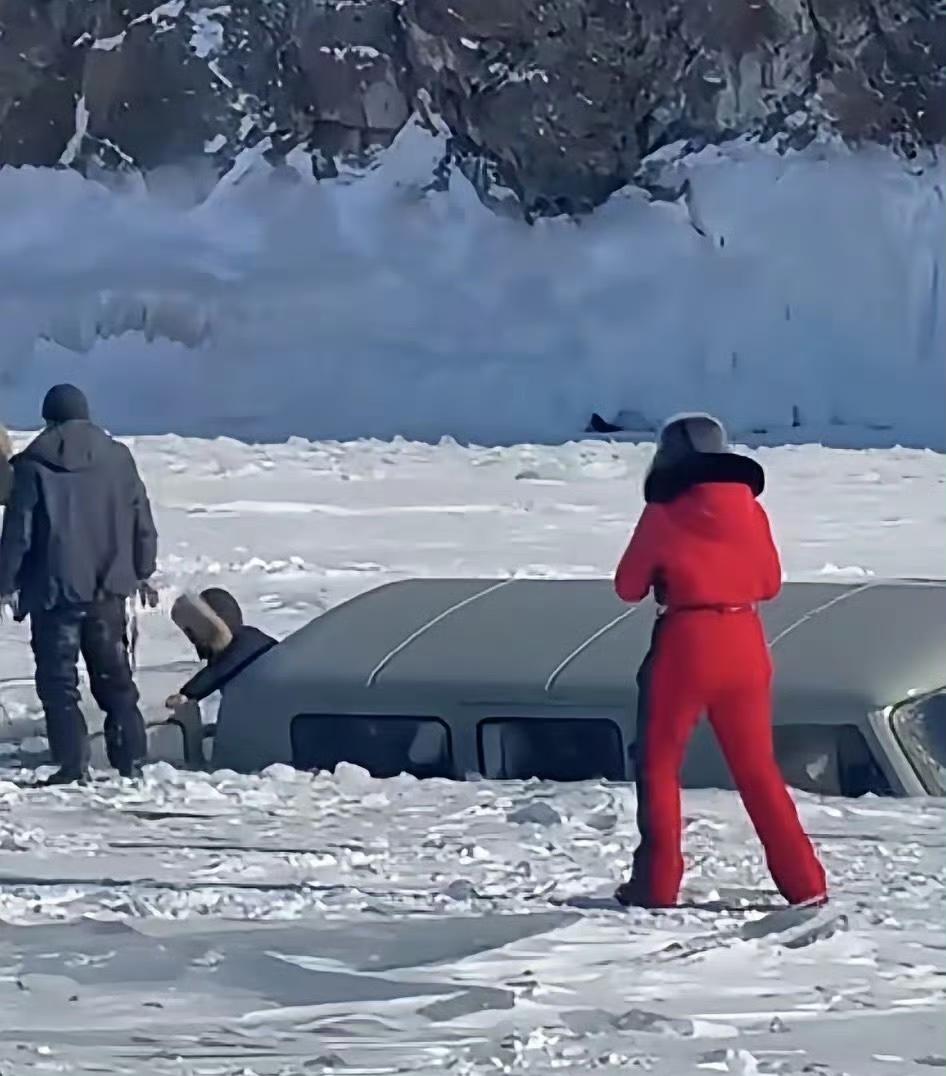 这两天刷到贝加尔湖冰面沉车的视频，我反反复复看了好几遍，心里一直堵得慌。不是看