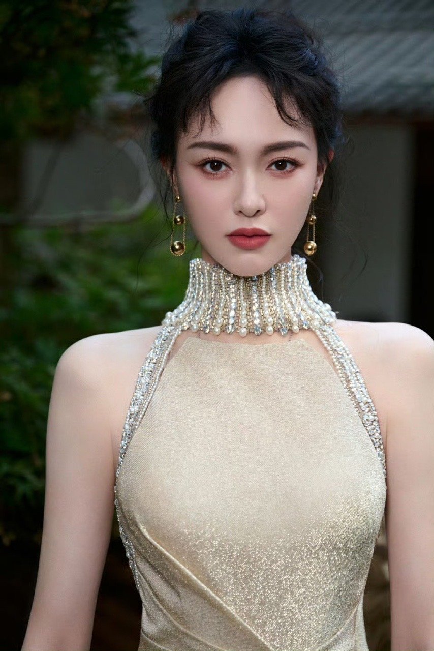 唐嫣珍珠挂脖拖尾裙唐嫣泛舟神女泛舟神女，美的不像话了～​​​