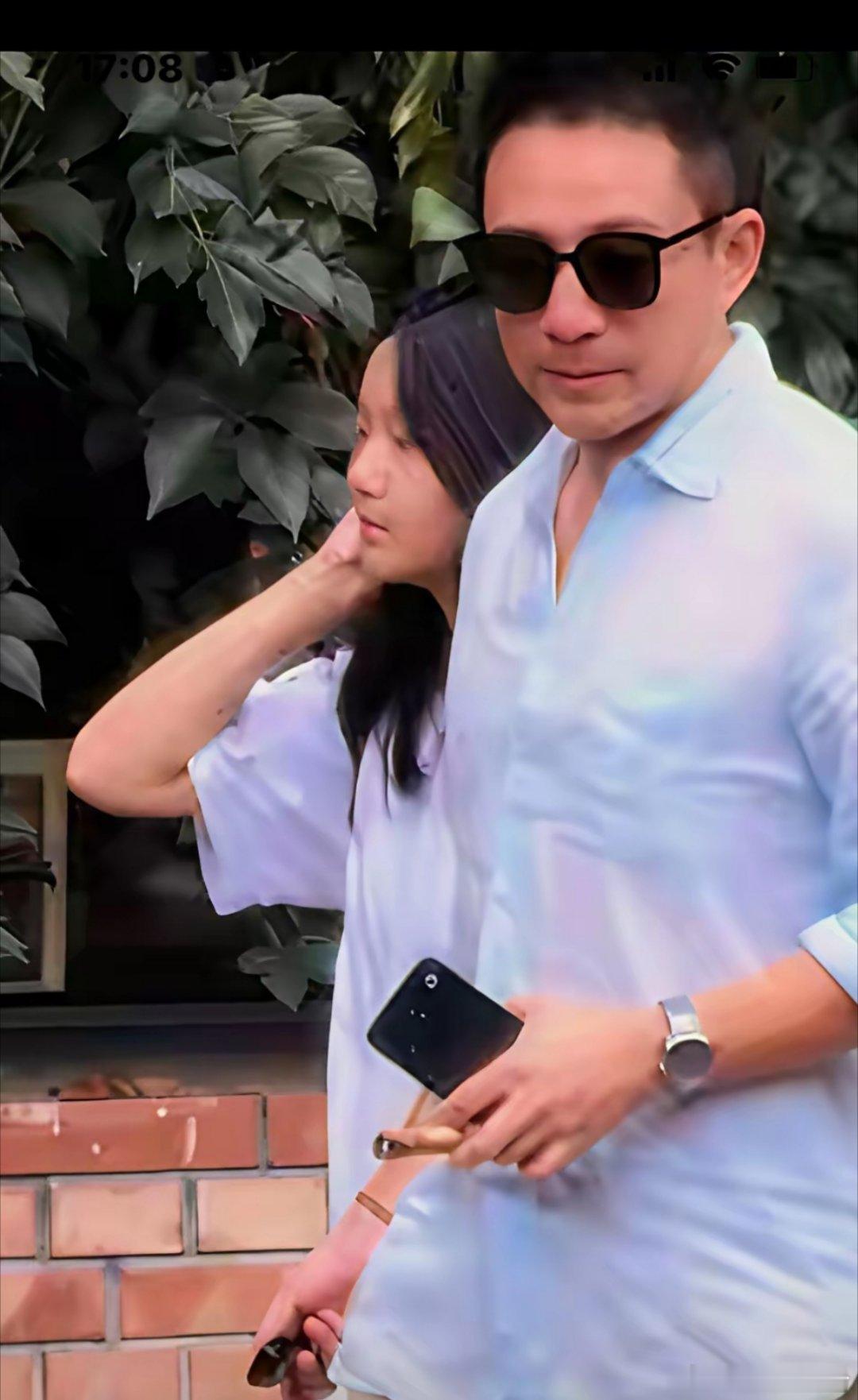 发现没，玥儿这张脸从侧面看特别像她的妈妈。这孩子越长大越内向，小时候的玥儿就特别