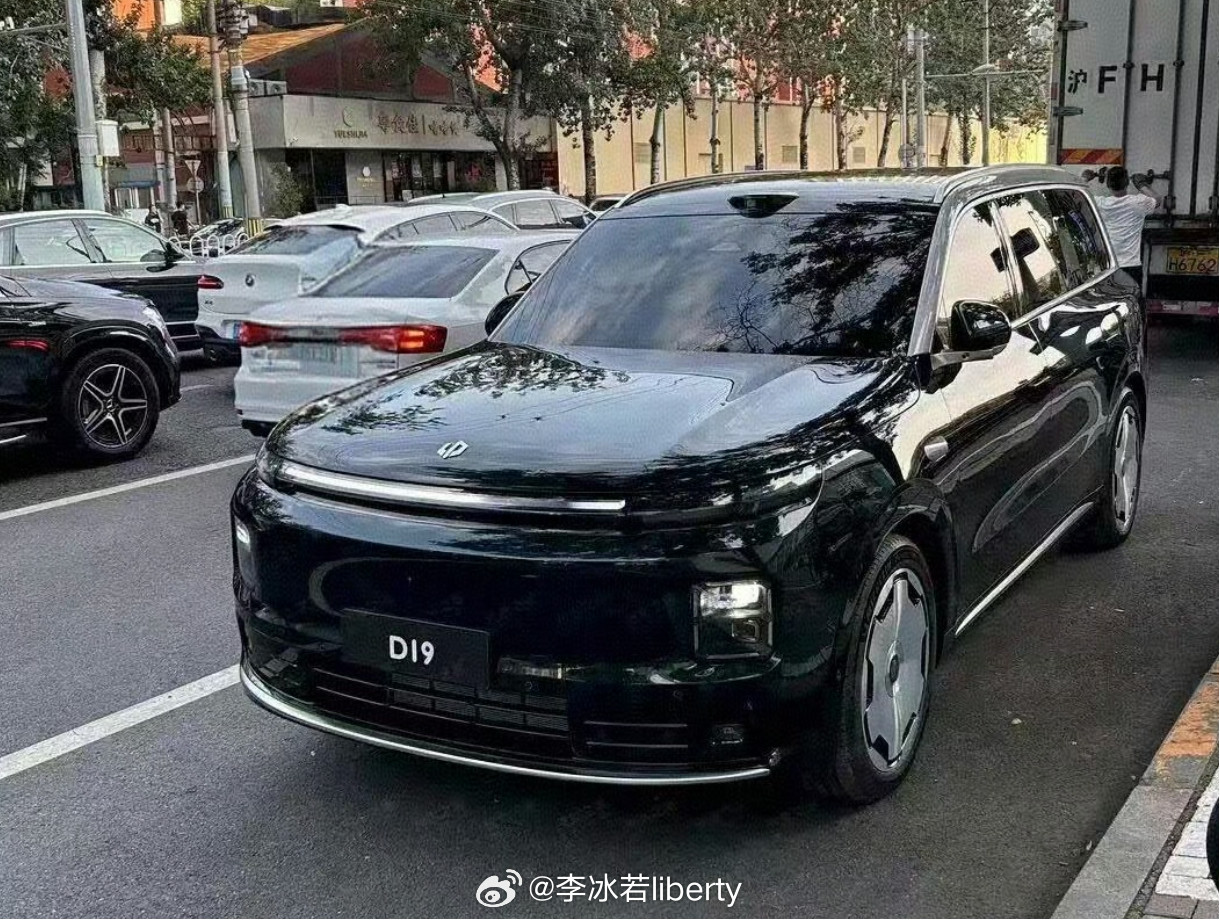 零跑这个全新的旗舰SUV目的非常明确了这一看就是所说从模仿XX，到成为XX当然当