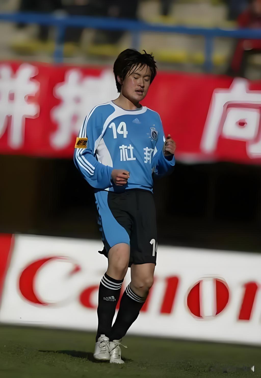 大连冬天清晨五点，天还黑透。16岁的胡兆军轻手轻脚起床，拎着足球鞋，光脚踮着