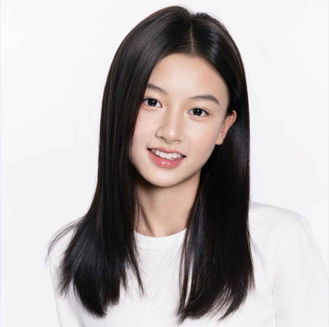 还记得那个凭街拍出圈的15岁女孩七七吗？后续来了！她签约了一家小公司，以“赵钰琪