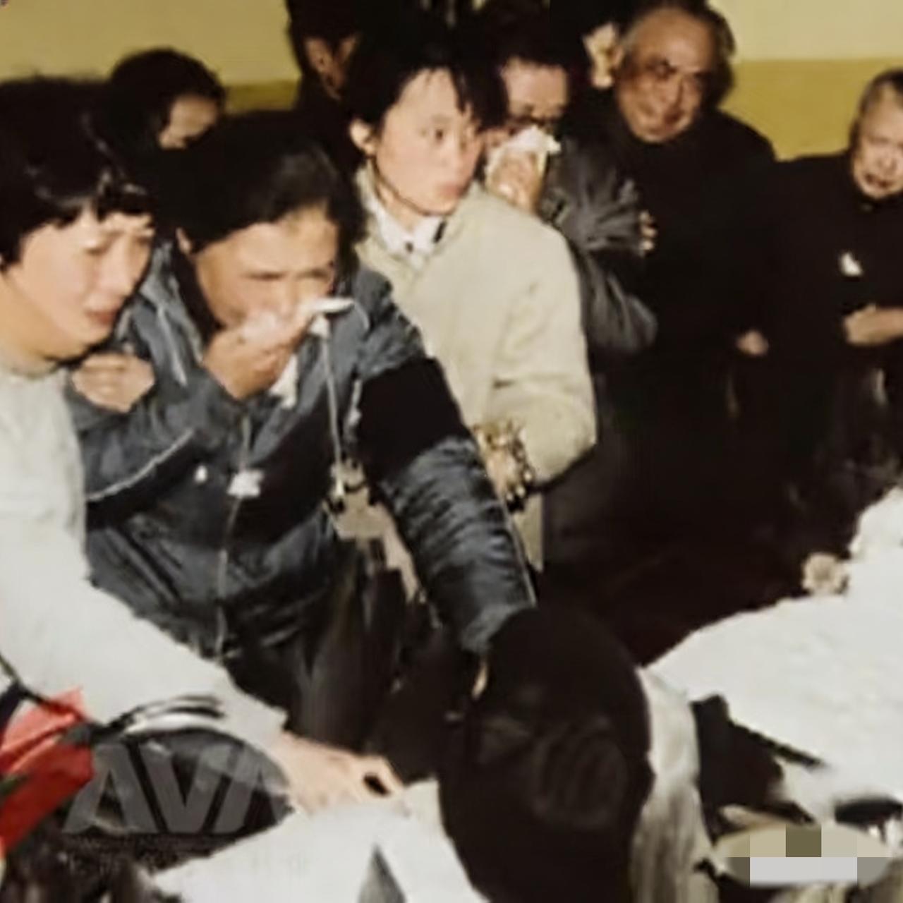 1983年，秦怡出席丈夫金焰的追悼会，一张罕见的留影，她静静伫立在丈夫的遗体旁，