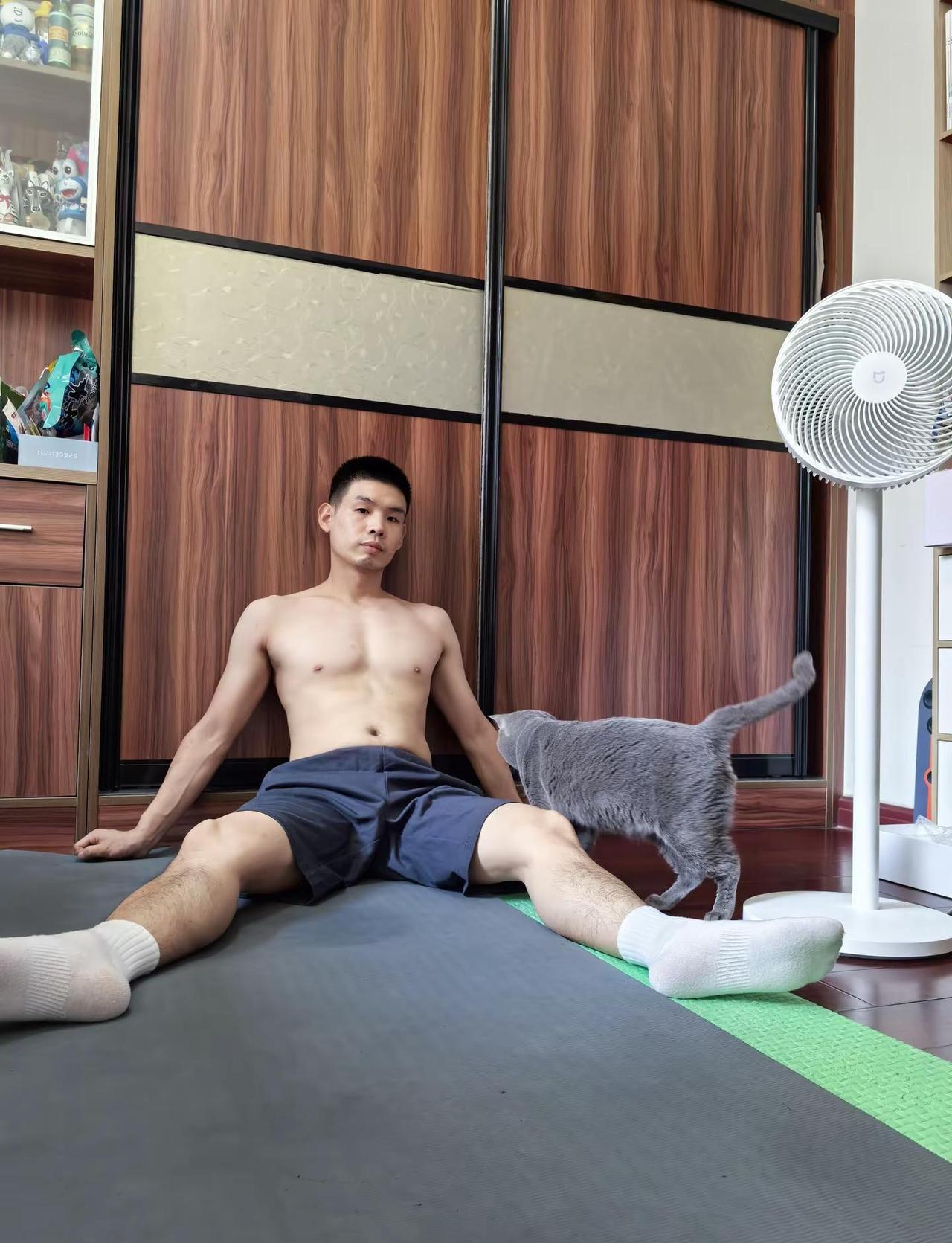 好久没有岁月静好的感觉了。寸头薄肌小王子健身