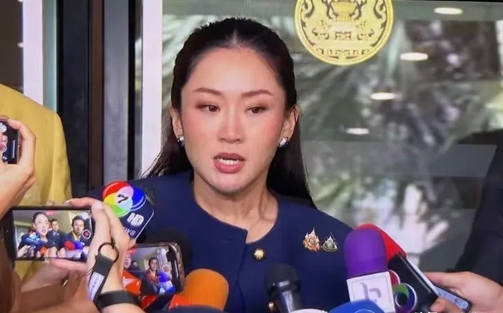 佩通坦哭了！一声“洪森叔叔”，可能会成为佩通坦政治生涯的转折点，甚至直接断送她