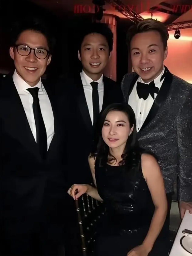 郭晶晶，162cm，一看就是妥妥的C位，郭晶晶坐在，霍家男人站在，真是被宠惯着，