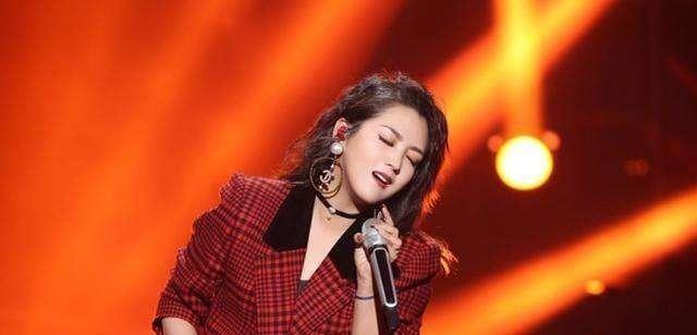 2016年，翻红后的何洁对赫子铭说：“我给你250万，孩子和房子归我，我们离婚吧