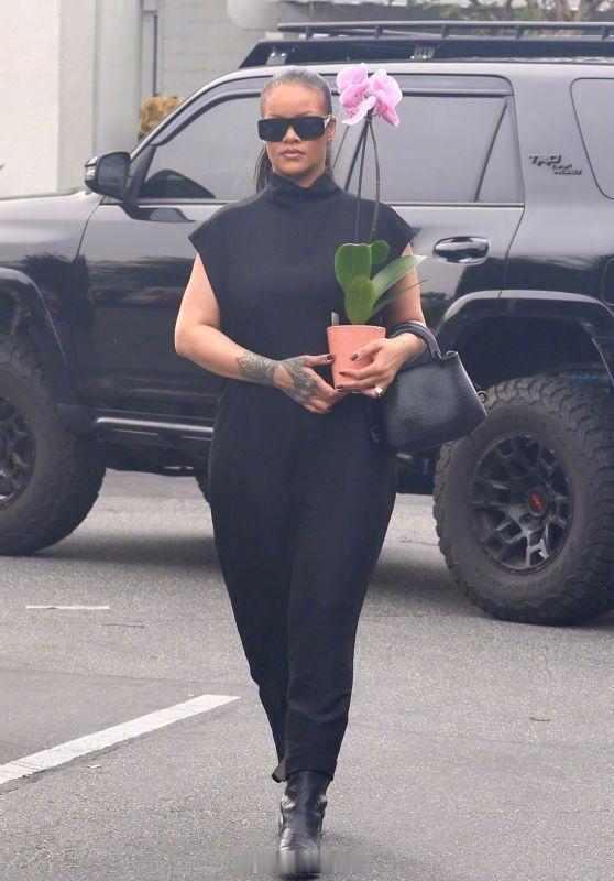 偶遇蕾哈娜超市买大葱近日，蕾哈娜在超市被偶遇，推着购物车挑选土豆、小葱，还抱走