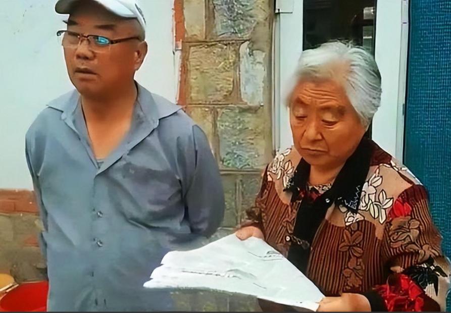 2000年,辽宁夫妇借7万元送女儿出国留学,女儿却跟父母断了联系,21年