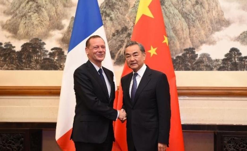 彻底反转！5月8号深夜，就在全世界都盯着特朗普访华的时候，北京突然扔出一颗重磅炸