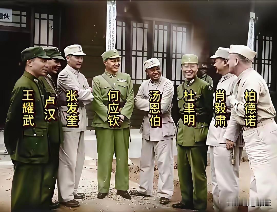 若论抗战中的功劳，照片中的王耀武应该站C位，汤恩伯得靠边站。王耀武参加过淞沪会