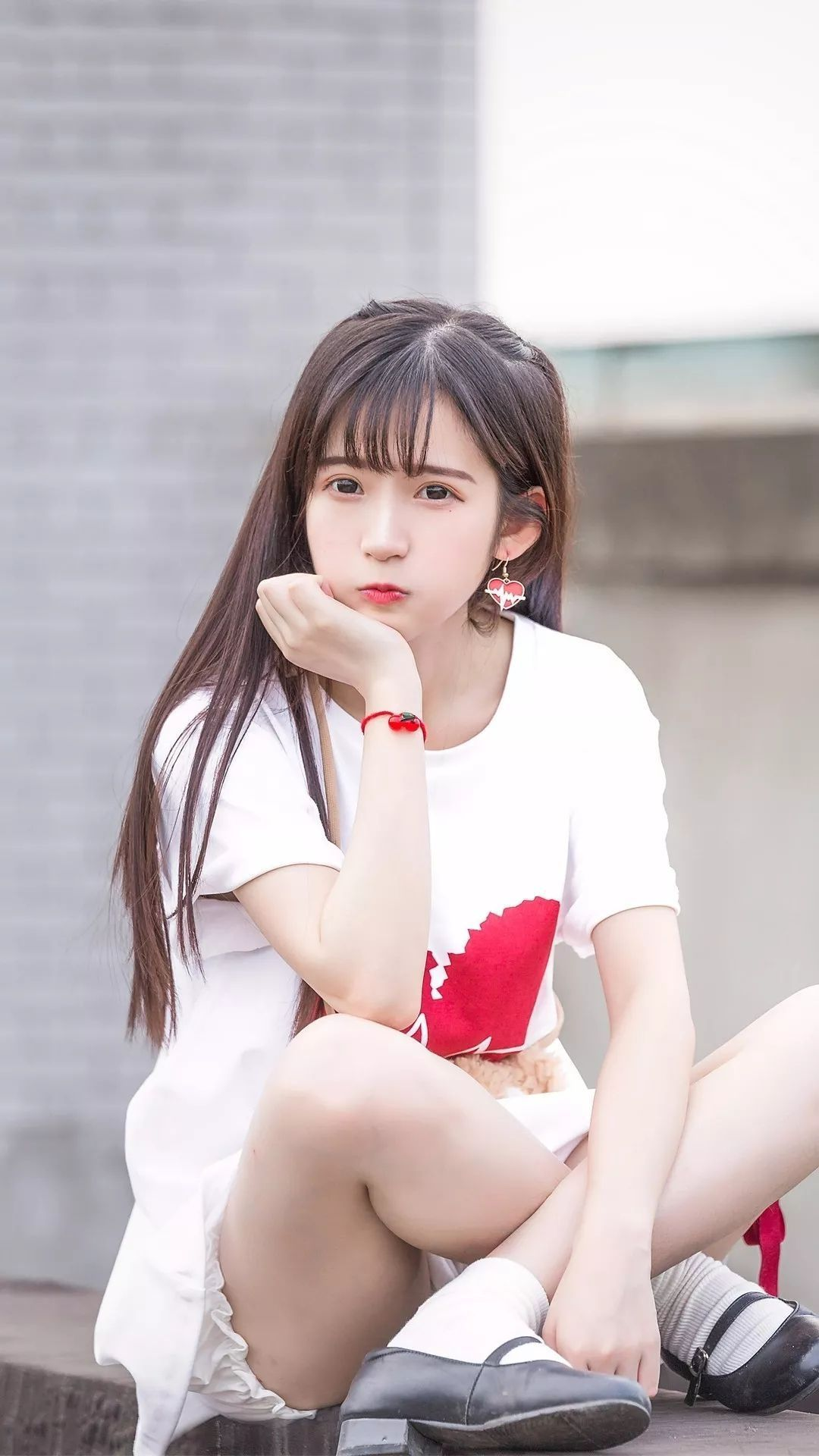 笑话：一男子尿急，误入女厕。女人们乱作一团：抓流氓啊！该男子心想：坏了，今天
