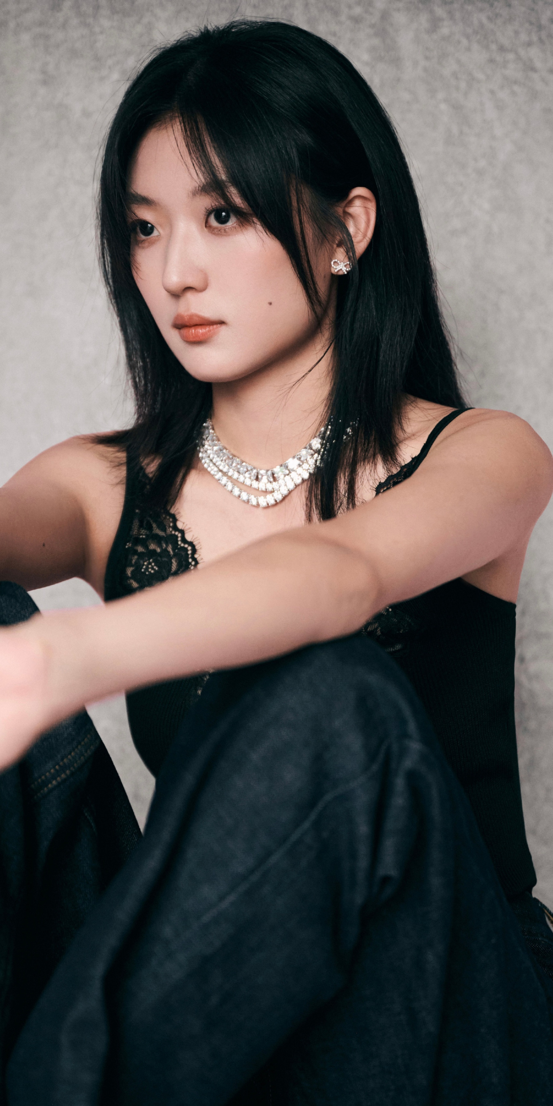 孙千好辣，黑衣穿搭壁纸。孙千