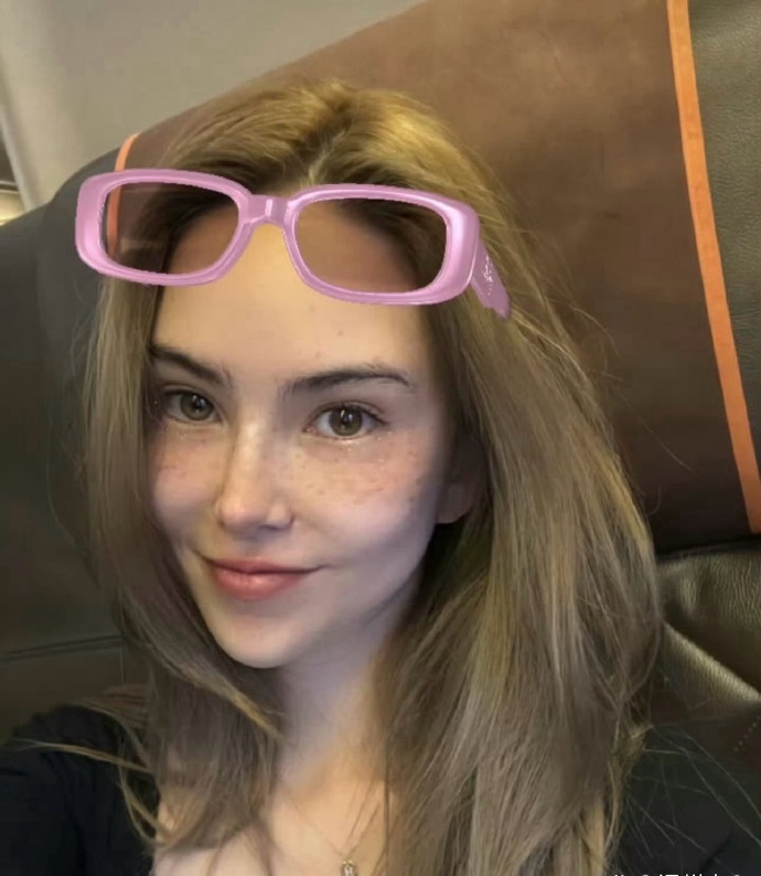 昆凌的五官确实很深邃立体，鼻梁高挺，但雀斑也确实很多，貌似混血儿都避免不了有雀斑