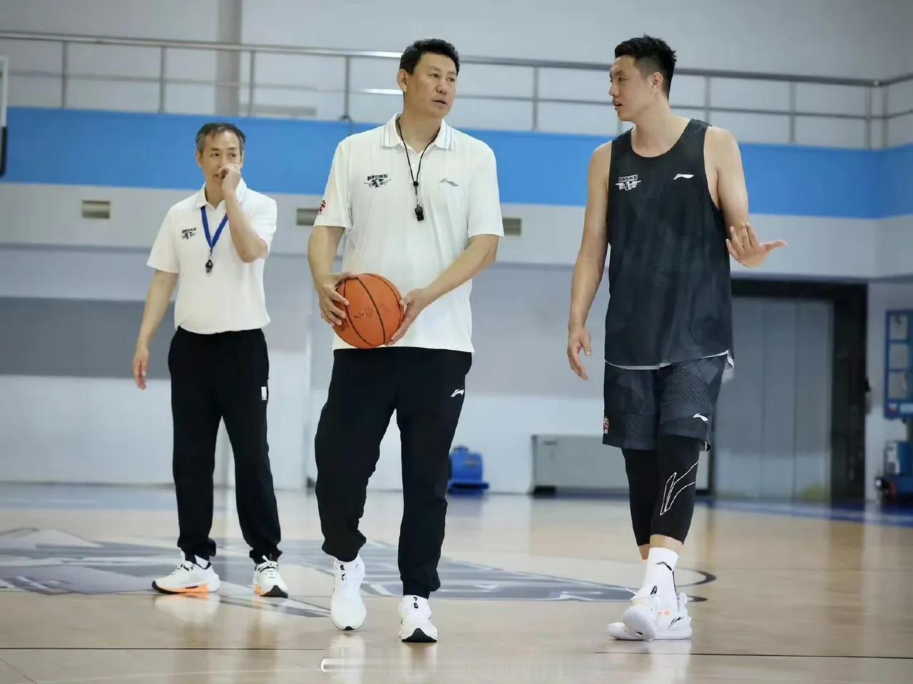 三战三胜，首钢季前赛迎来连胜的理想开局，大胜，小胜，残阵不整的压力下，比赛过程是