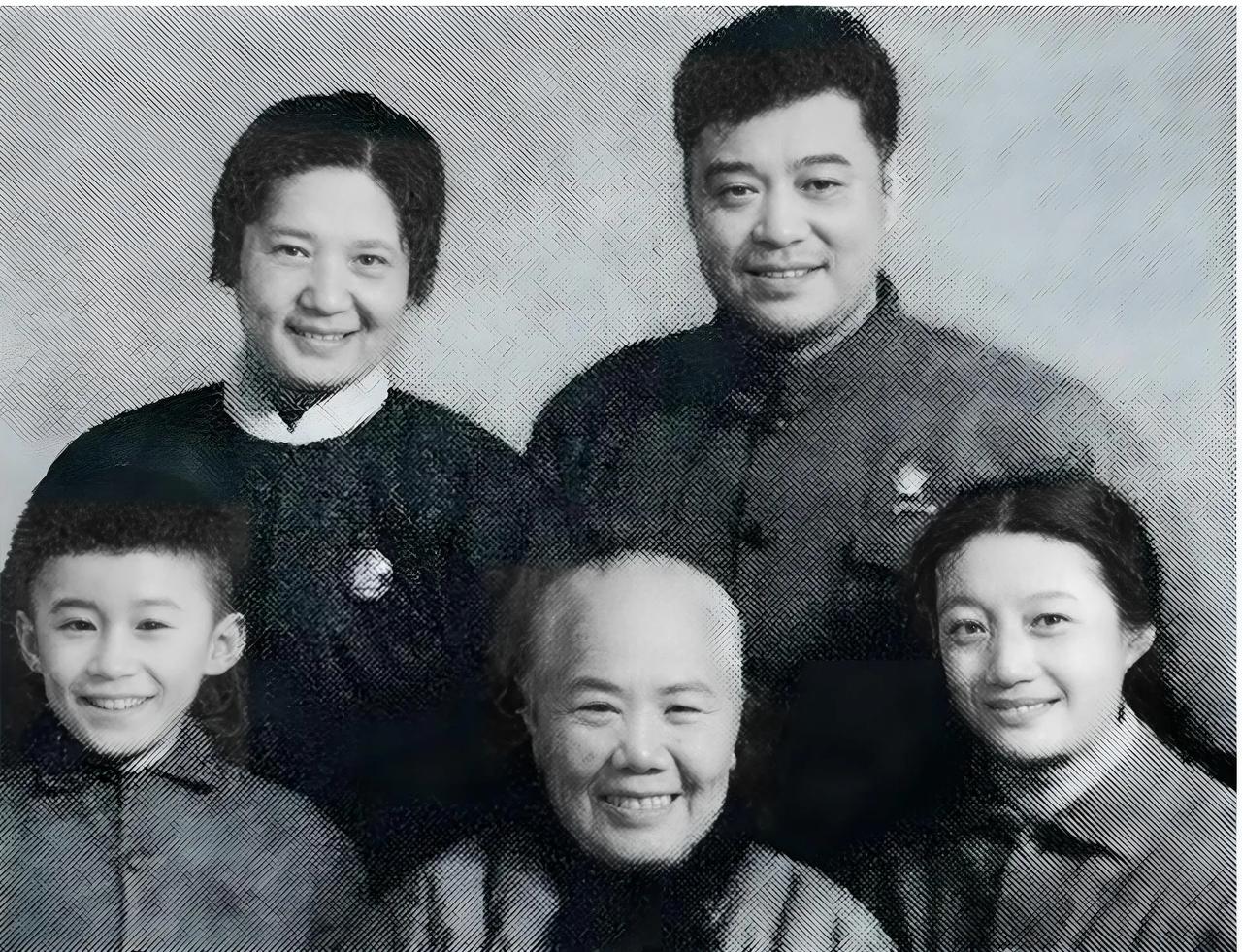 于洋和夫人杨静的家庭照，相爱72年，妻子是贤内助，两人同一年去世一张于洋和夫