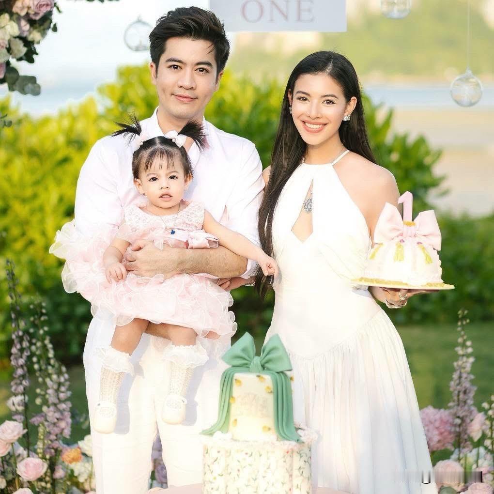 KatSonya夫妇的宝宝满1周岁了。。🎂🎂