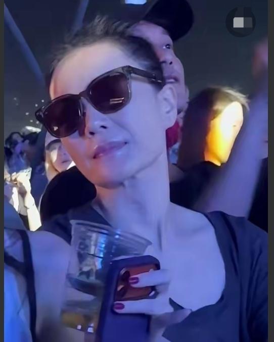 王菲真是流量王啊，走到哪都是焦点，妥妥的流量体质！王菲给女儿窦靖童演唱会扎场