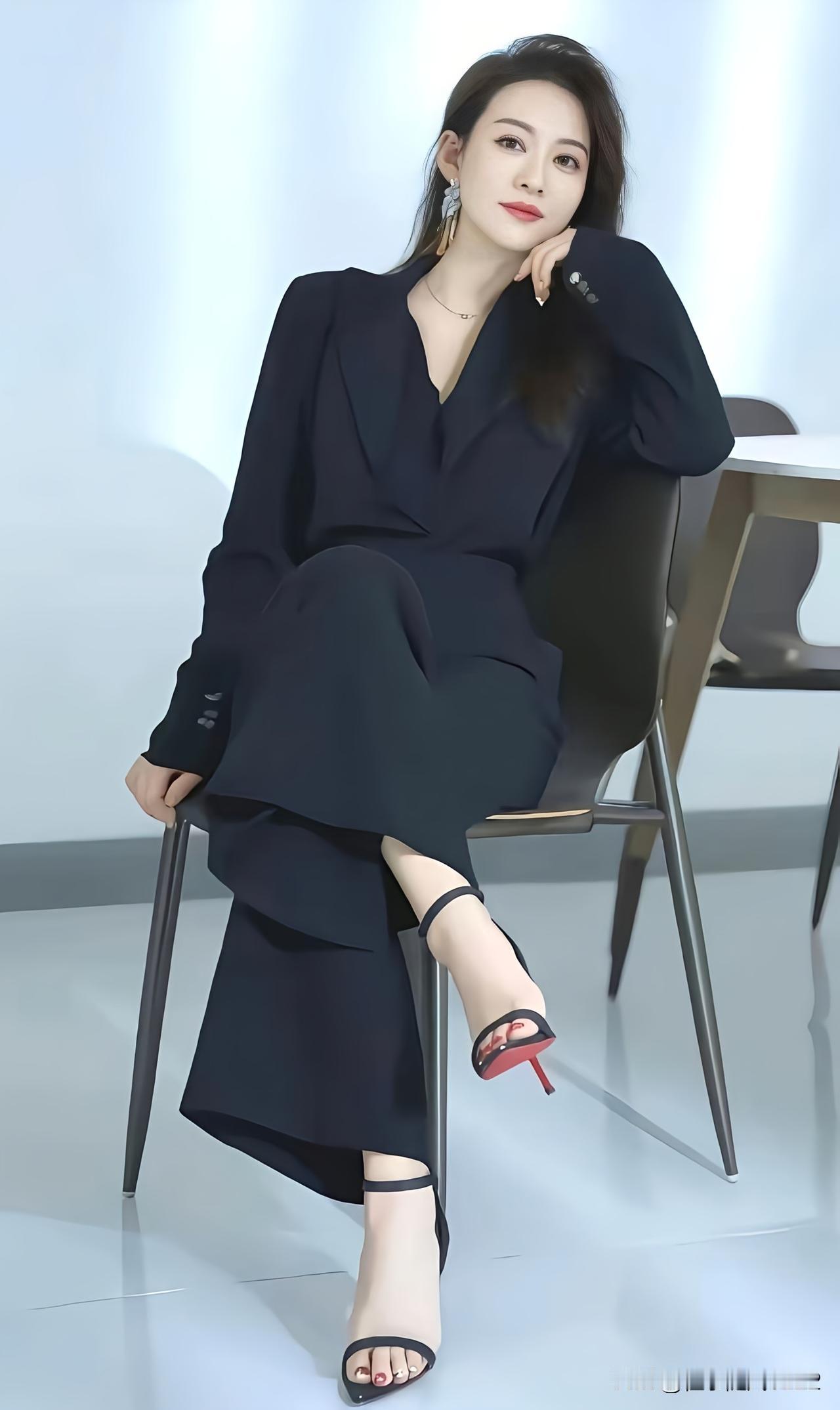 优雅职场风，黑色西装搭配高跟鞋，自信满满