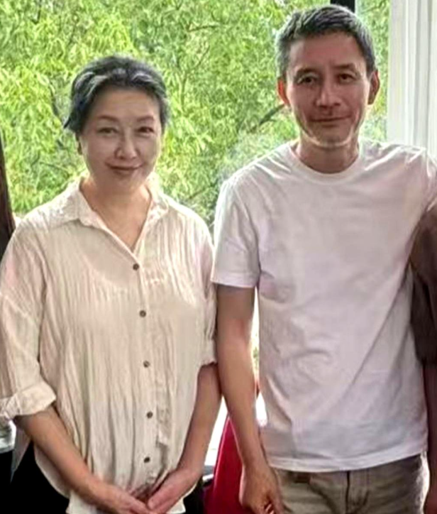 江珊和丈夫田小洁的一张近照差点没敢认59岁的江珊素颜出镜，白发自然生长，眼角纹