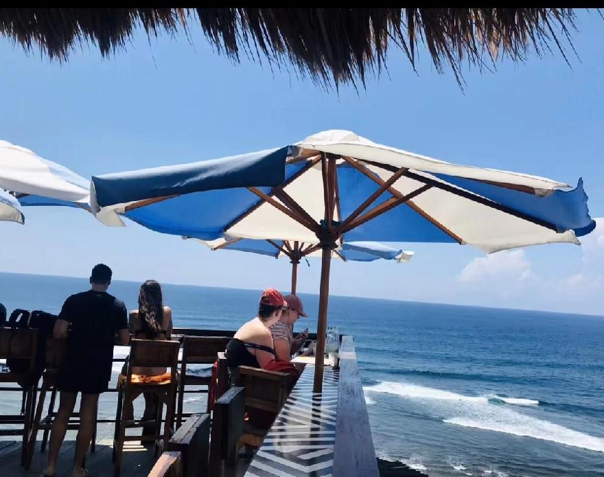 分享一张蔚蓝的天空配大海照片