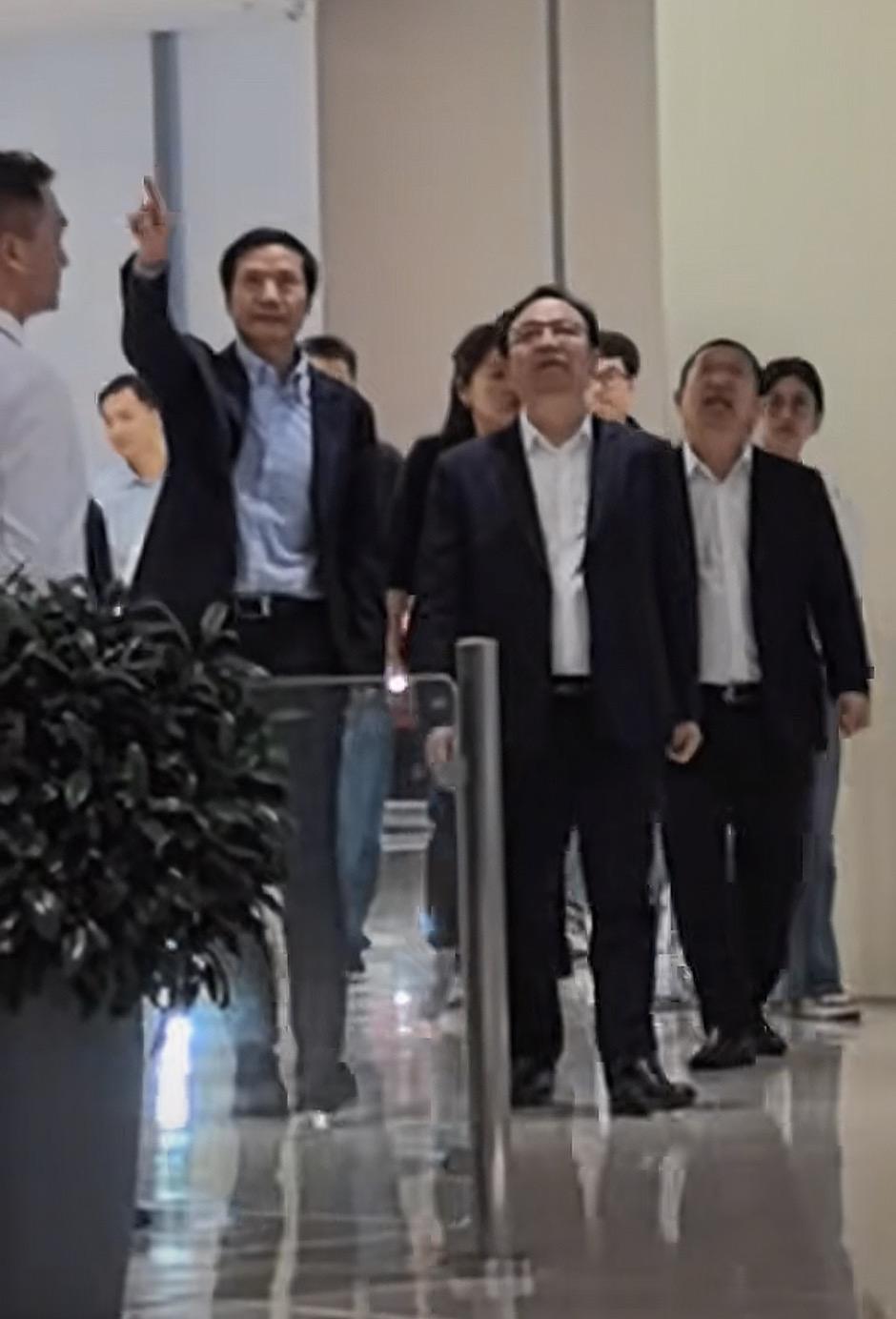 7月16日，网友偶遇比亚迪董事长王传福，在雷军的陪同下参观小米汽车工厂。从视
