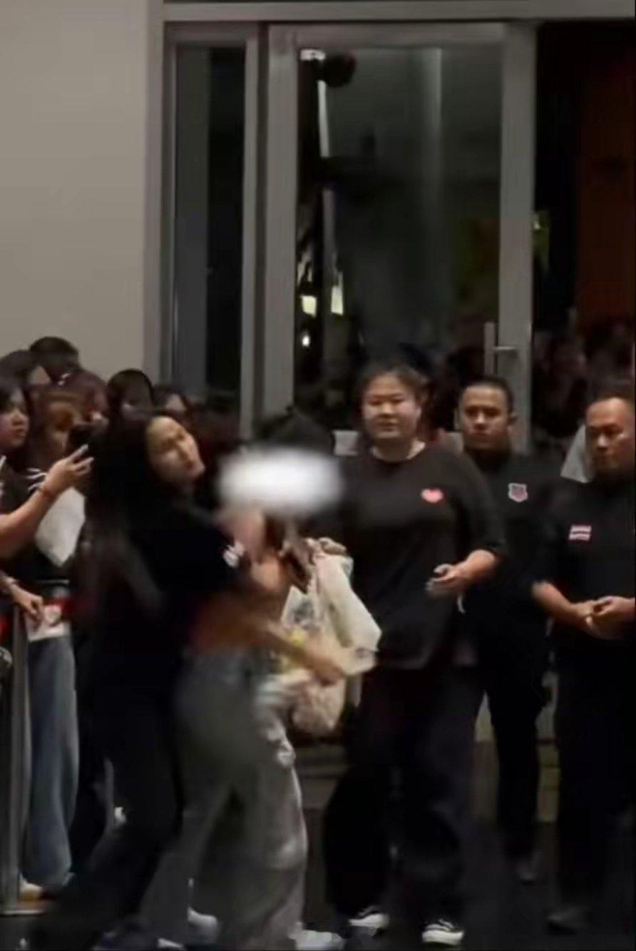 泰国GMM工作人员殴打中国粉丝，追星不该换来无端伤害泰国GMM线下活动现场，一名