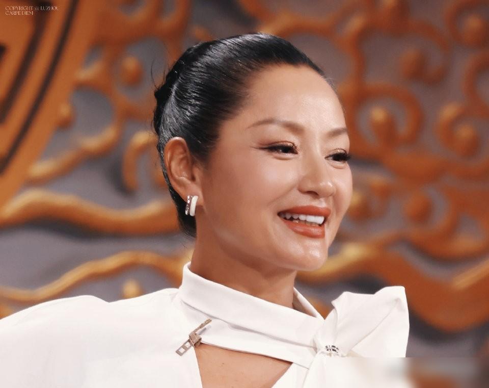 片酬拿行业最低，但8小时必须下班，瞿颖掀桌子了。五一假期，整个剧组熬大夜赶工