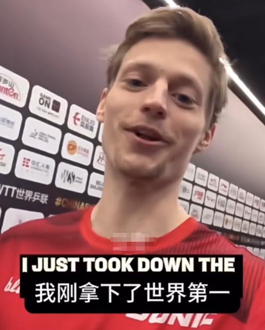 林德这个人说话太搞笑了！他3-1战胜王楚钦挺进八强后。赛后采访中被问到最