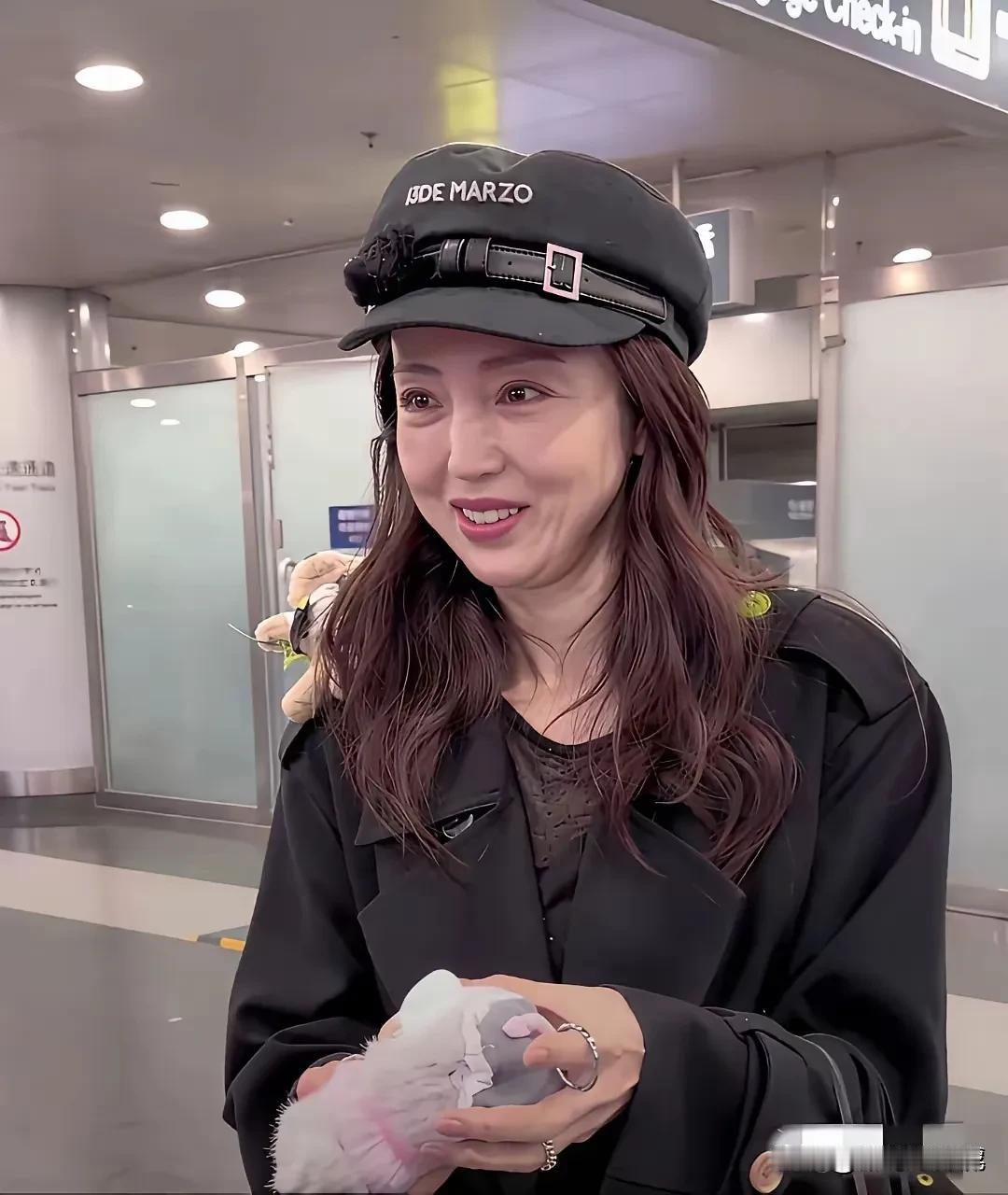 老天呐，差点没认出来，以前做梦都想娶回家的女神，居然变成大妈了！[哭哭][哭哭]