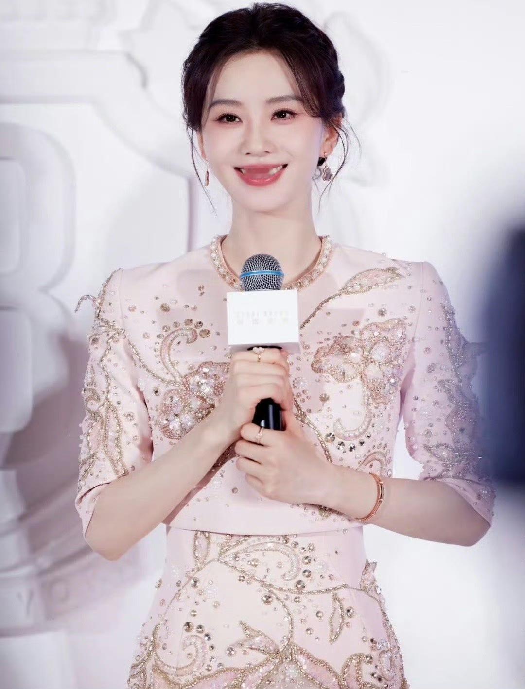 原来明星带孩子也和普通人一样，遇到魔丸儿子，同样是手忙脚乱的[笑着哭]！刘诗诗