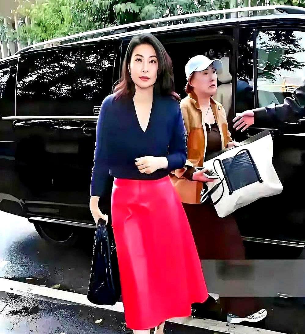 那个扎着5毛钱发圈、在菜市场买折价菜的郭晶晶，这次在米兰把所有人的认知都震碎了。