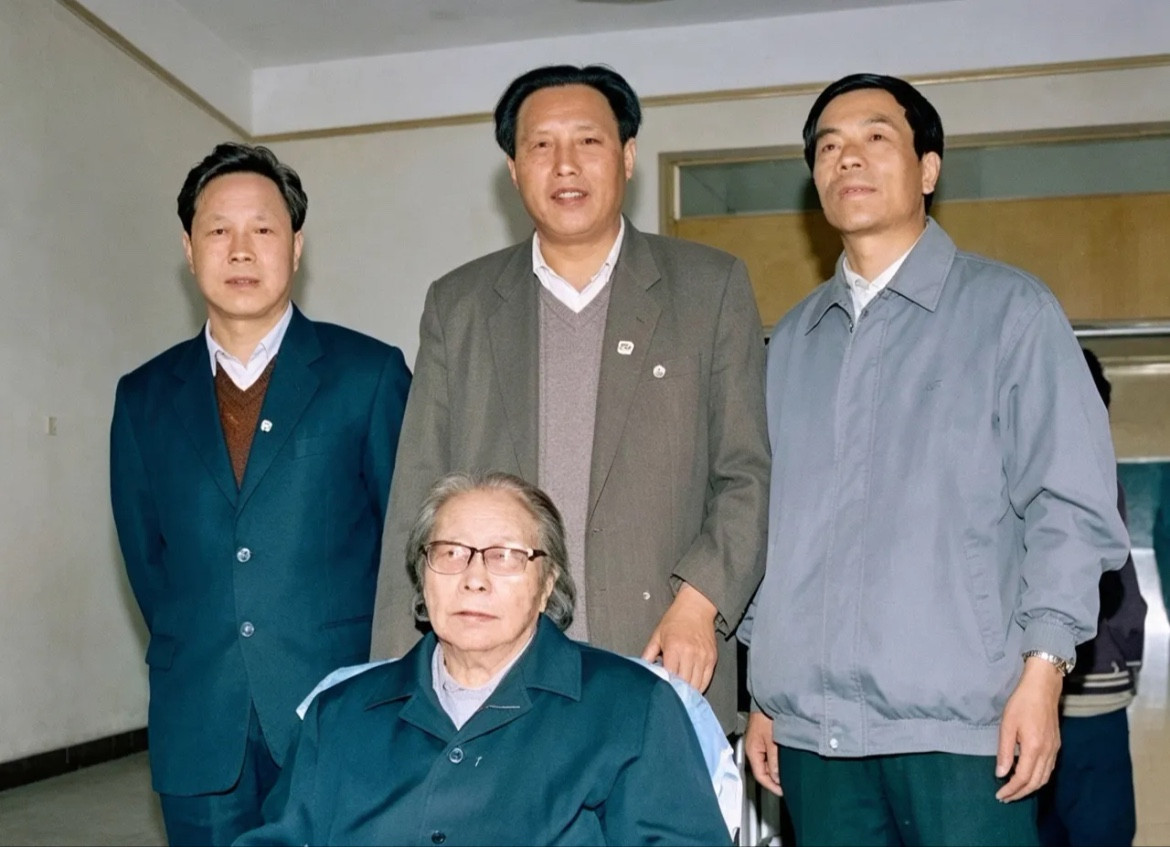 1990年秋，彭德怀72岁夫人浦安修与晚辈们的一张留影，她20岁的时赴延安参加革命，同年与彭老总结为