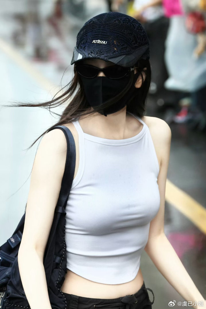 虞书欣淋雨饭撒♣️🤍♣♤♥♦♧♠♡♣♤甜酷风虞书欣​​​