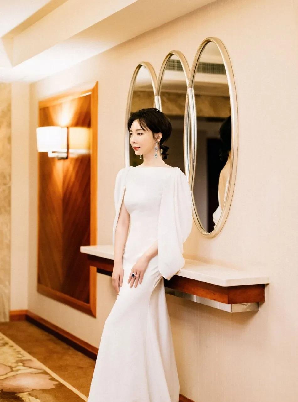 陈数一袭白裙，露背设计勾勒绝美曲线，皮肤细腻似发光，姿态优雅又勾人，这性感直接杀