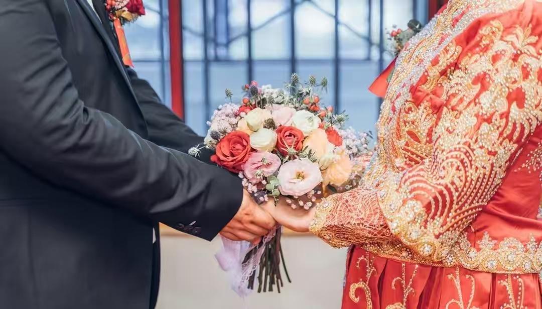 59岁的老李再婚了，婚礼办的热闹而喜庆，同事都说他找了个好女婿，才会有这份好姻缘